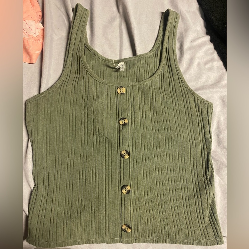 Xl. Navy green tank top. Buttons down the middle. Very lightly worn.